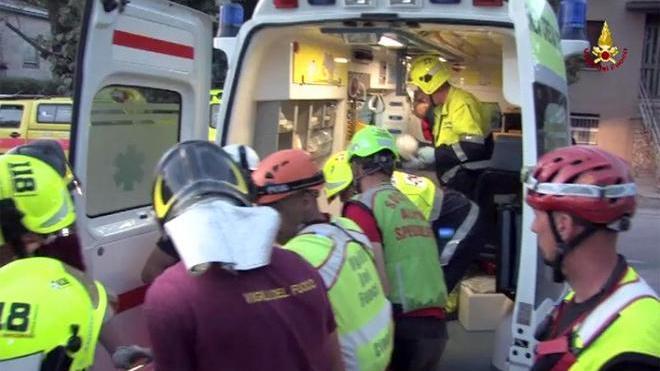 Cade dal tetto di un’azienda, grave operaio dopo un volo di oltre cinque metri
