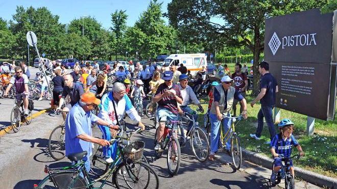 Sole, sbandieratori e biciclette nel centro storico