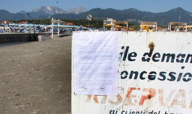 Sulla spiaggia spuntano i cartelli 