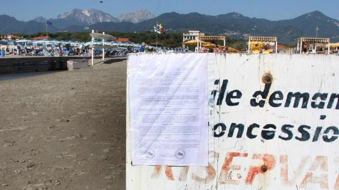 Sulla spiaggia spuntano i cartelli