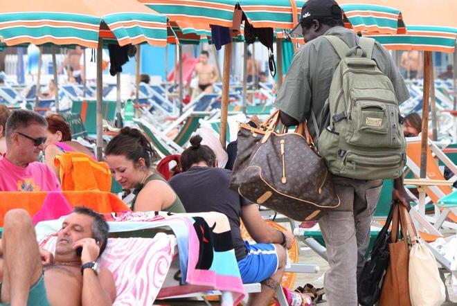 Borse e magliette contraffatte Nove migranti denunciati 