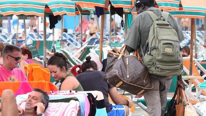 Borse e magliette contraffatte Nove migranti denunciati