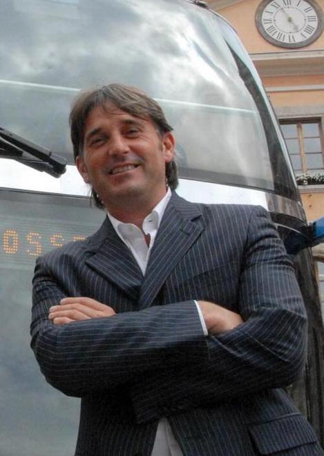 Marco Simiani sale sul pullman di Renzi 