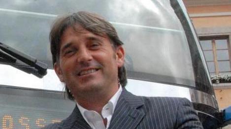 Marco Simiani sale sul pullman di Renzi