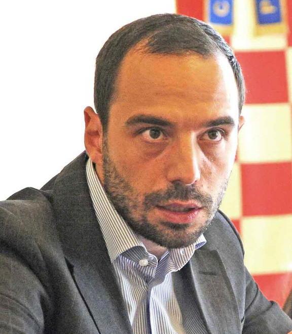 In Comune addio ai cellulari gratis e agli altri benefit 