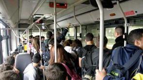 Via al bus che porta i turisti in città