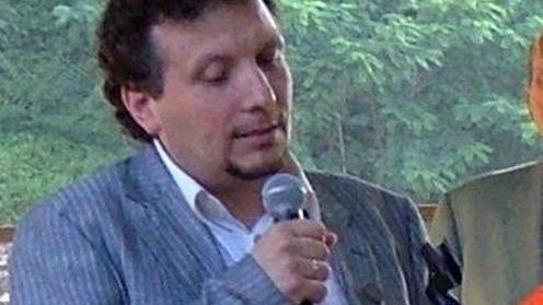 Il festival e la raccolta fondi internazionale per il Teatro