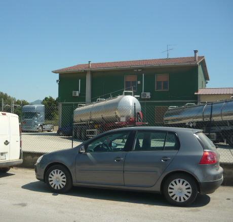 Rubano una cassaforte, ma poi forano 
