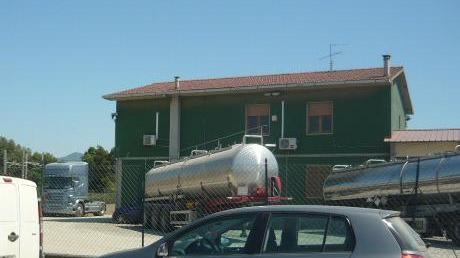 Rubano una cassaforte, ma poi forano