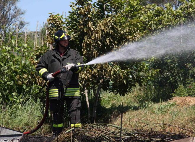 In fiamme un trattore Grave operaio di 36 anni 