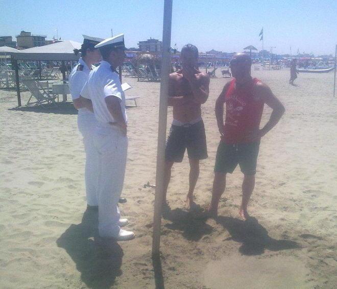 Muore d’infarto mentre fa il bagno in mare 