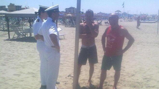 Muore d’infarto mentre fa il bagno in mare