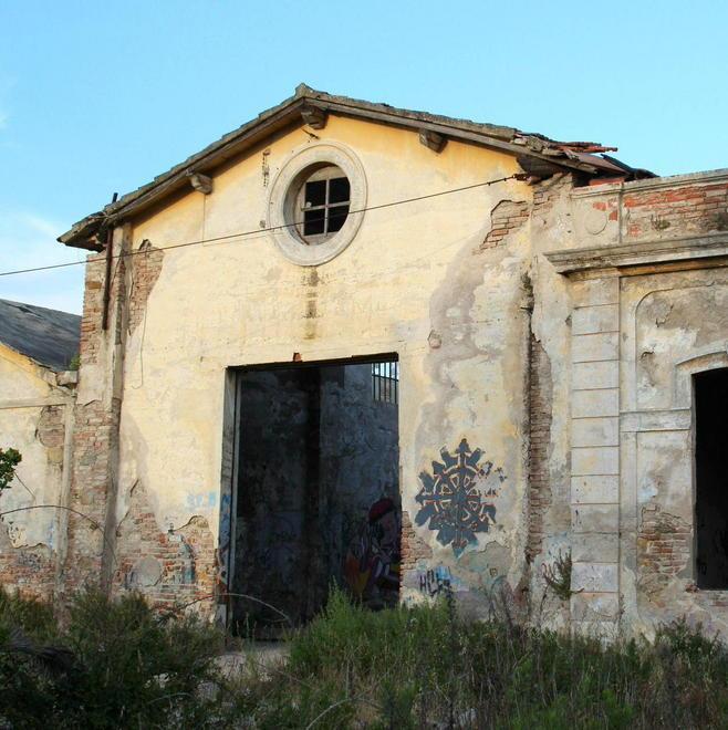 Crolla ex deposito Atl: due feriti gravi 