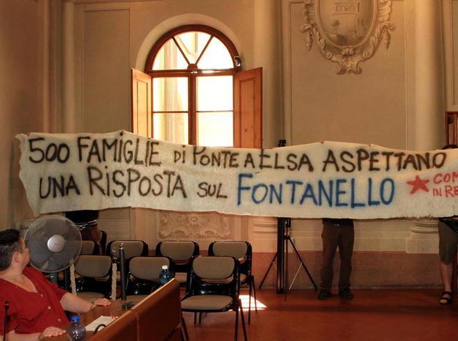 Uno striscione in Comune per avere un fontanello