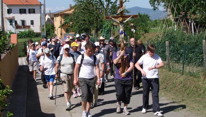Cristiani, in marcia tra fede e curiosità 