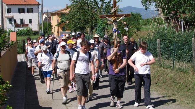 Cristiani, in marcia tra fede e curiosità