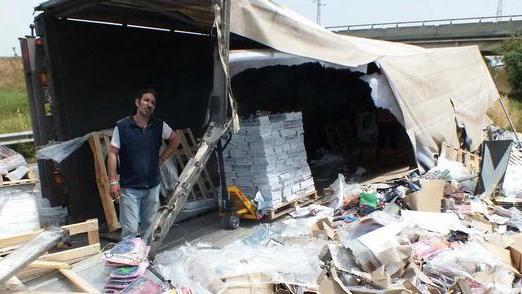 Camion ribaltato sulla Variante a Venturina, traffico deviato