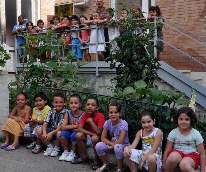 Nonno Pietro insegna ai ragazzi a fare l’orto 