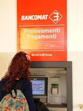 Riconsegna i soldi trovati in strada 