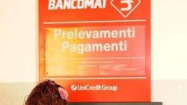 Riconsegna i soldi trovati in strada