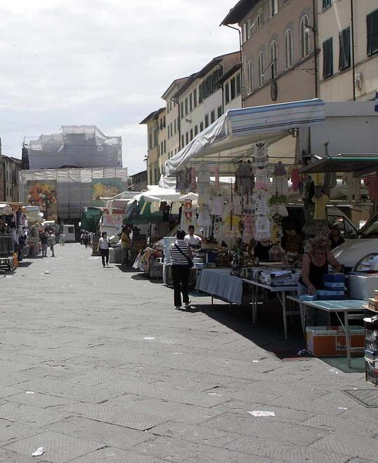 Mercato settimanale Fra gli ambulanti monta la protesta 