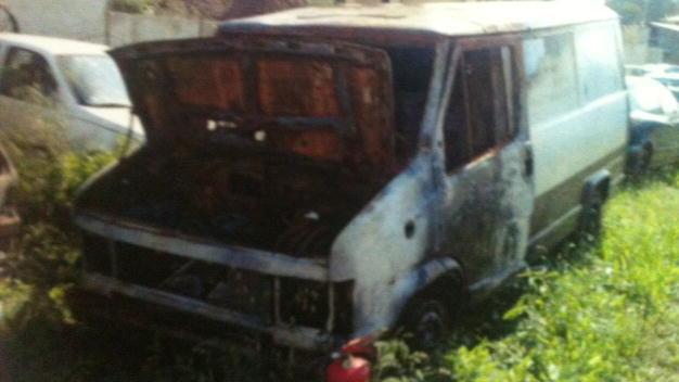 Dà fuoco alle auto per non pagare il deposito del furgone