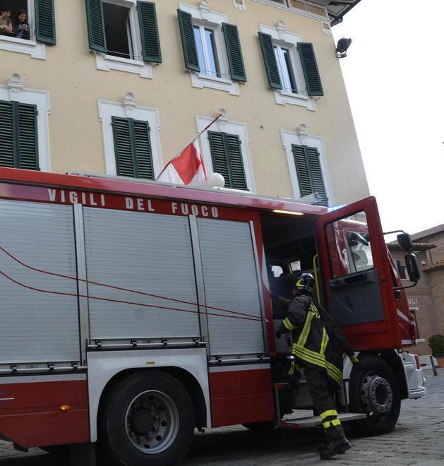 Cerca di sostenere la moglie ma cade Due anziani soccorsi dai vigili del fuoco