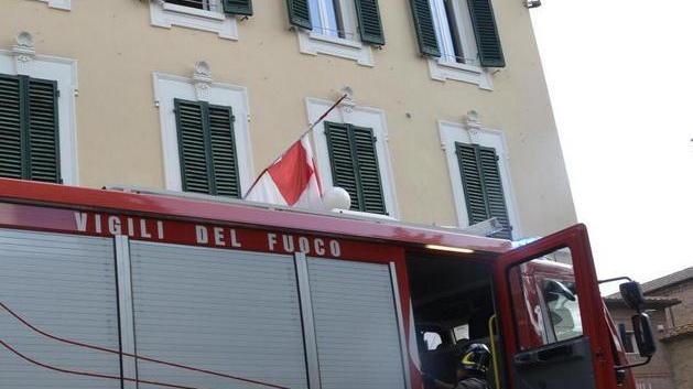 Cerca di sostenere la moglie ma cade Due anziani soccorsi dai vigili del fuoco
