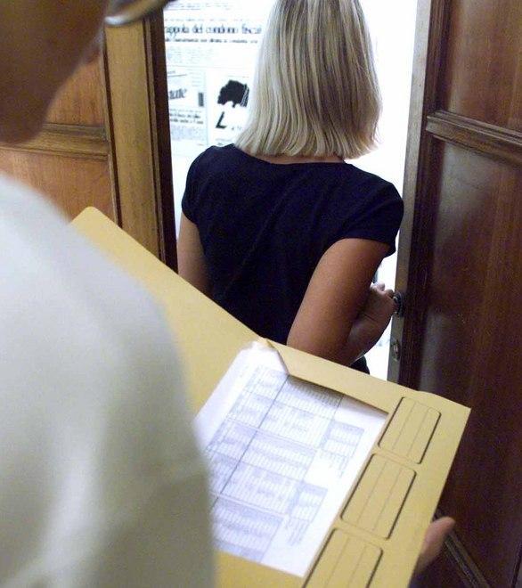 Truffa sexy a Montenero «Firmi qui il contratto»