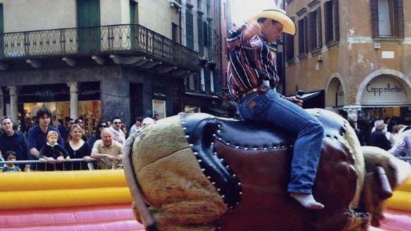 Tutti in sella sul toro meccanico