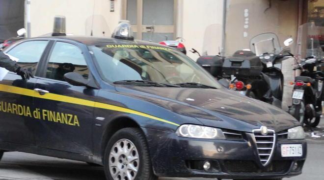 Sequestrati giocattoli e bigiotteria clonati 