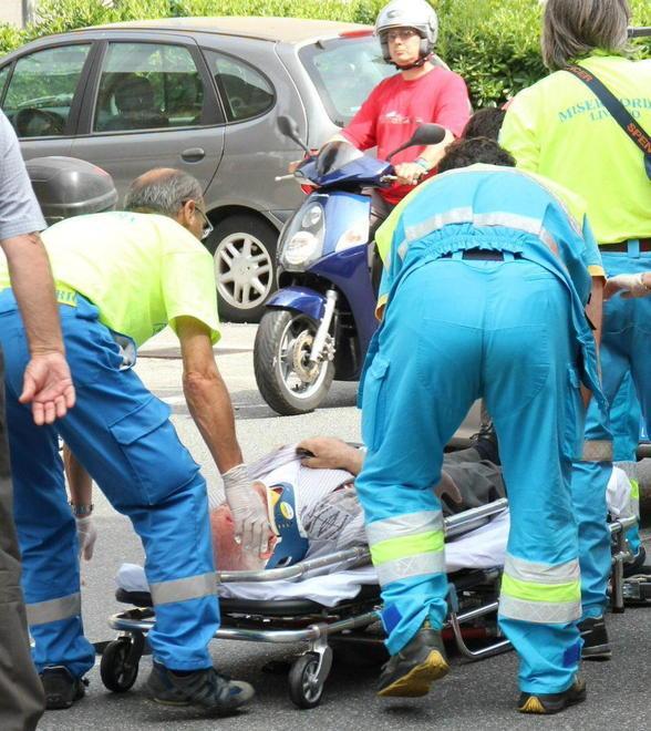 Per seguire la moto pirata investe un’anziana: grave