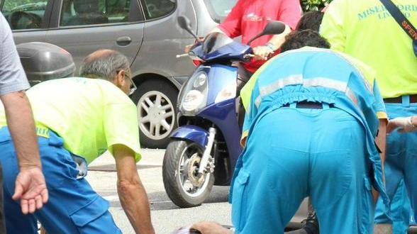 Per seguire la moto pirata investe un’anziana: grave