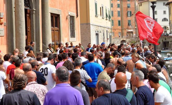 Rabbia operaia contro il sindaco dopo il corteo dei sindacati 