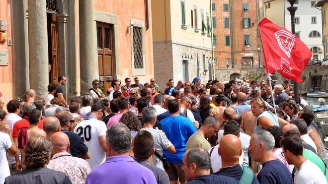 Rabbia operaia contro il sindaco dopo il corteo dei sindacati