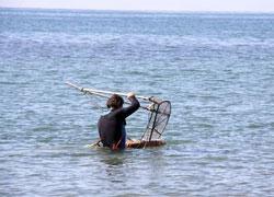 Muore in spiaggia per un malore mentre pesca le arselle 