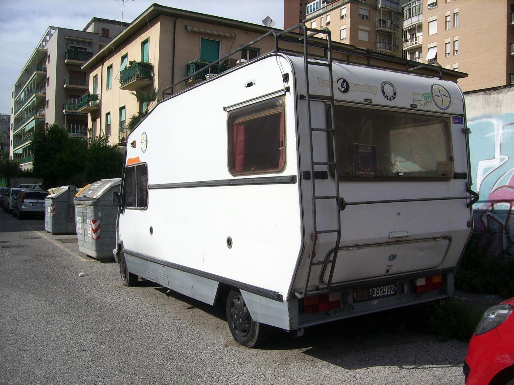 Camper abbandonato in via Del Fantasia. Da quanto tempo è lì? 