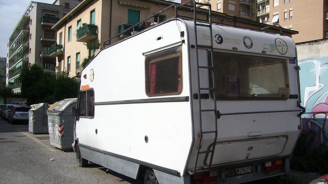 Camper abbandonato in via Del Fantasia. Da quanto tempo è lì?