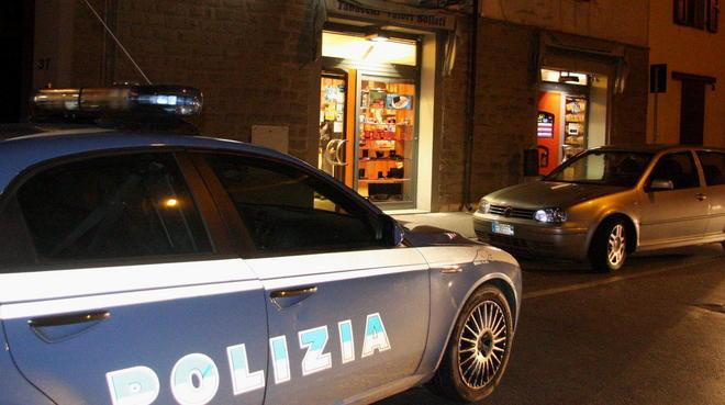Sfugge al controllo e investe i poliziotti 