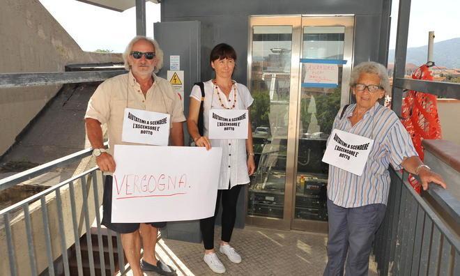 Protesta per l’ascensore disattivato