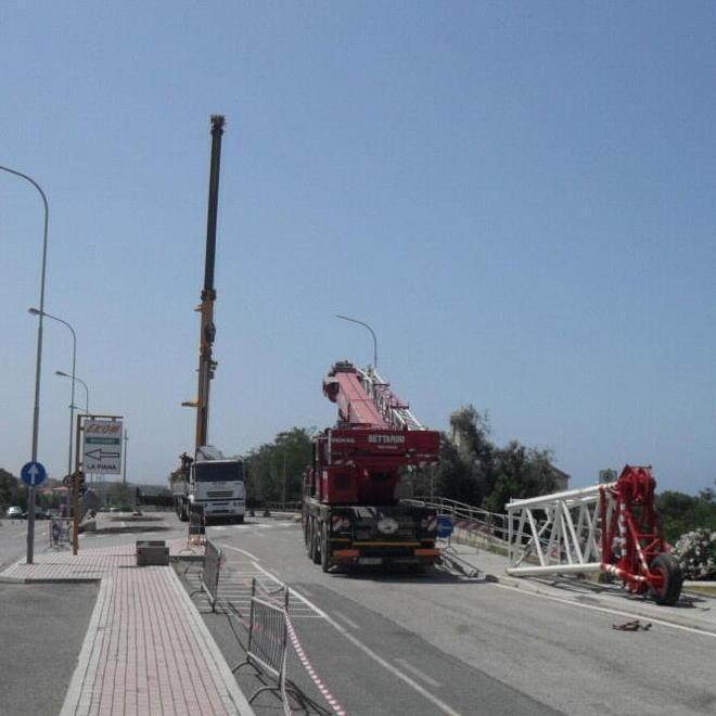 San Vincenzo, iniziati i lavori per montare la passerella provvisoria sulla ferrovia