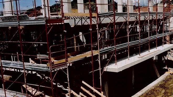 La segnalazione: «Controllate l’edificio dietro casa mia»