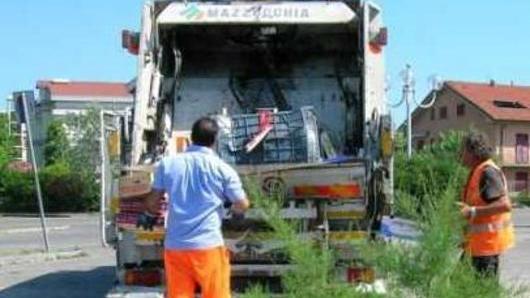 Di domenica la spazzatura resta lì