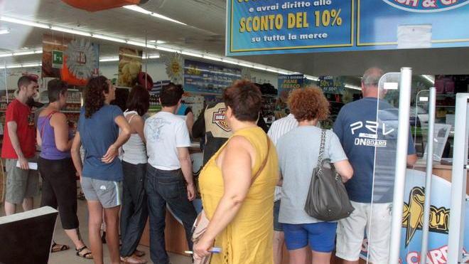 In fila davanti a Stefan per restituire la tessera