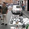 L'auto dei vigili tra i tappeti di merce contraffatta - Foto 