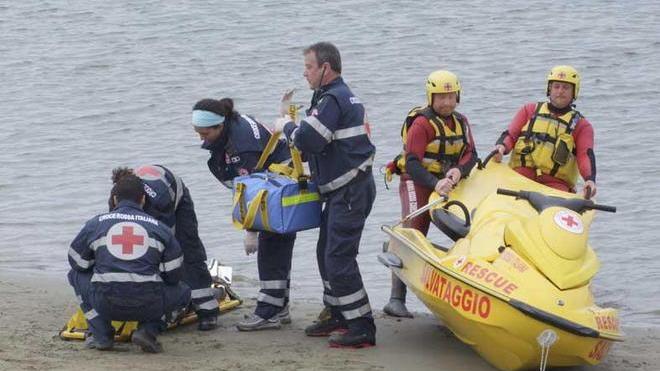 Rischiavano di annegare, quattro salvataggi a Marina di Vecchiano