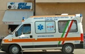 Ferito gravemente fuori dal locale, mistero sulle cause 