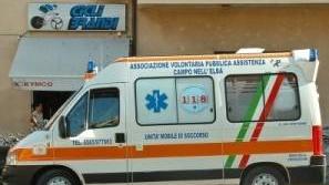 Ferito gravemente fuori dal locale, mistero sulle cause