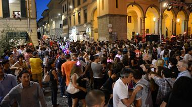 Folla alla notte bianca dedicata ai fumetti