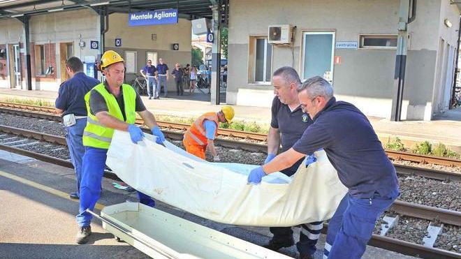 Si getta sotto il treno dramma alla stazione